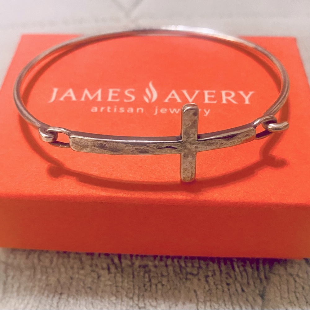 James Avery Horizon Cross Hook-On Bracelet
Size L
JA box & felt bag included